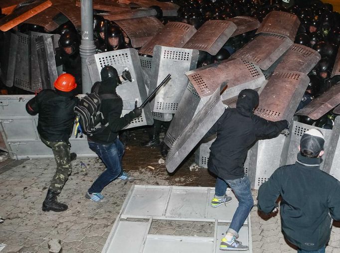 Proti vládě, proti policii.