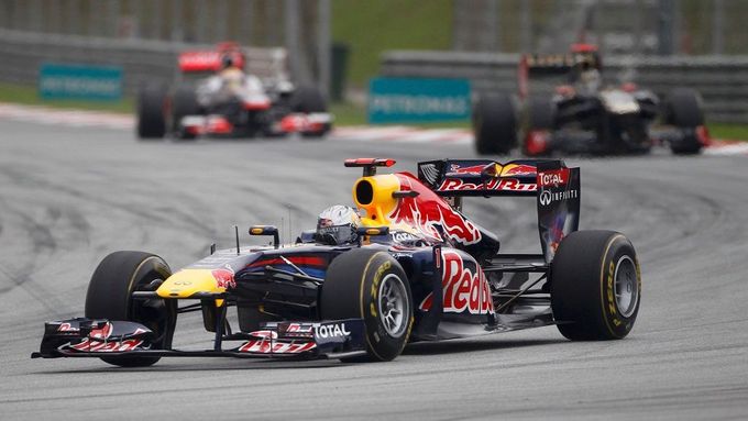 Sebastian Vettel v čele Velké ceny Malajsie.