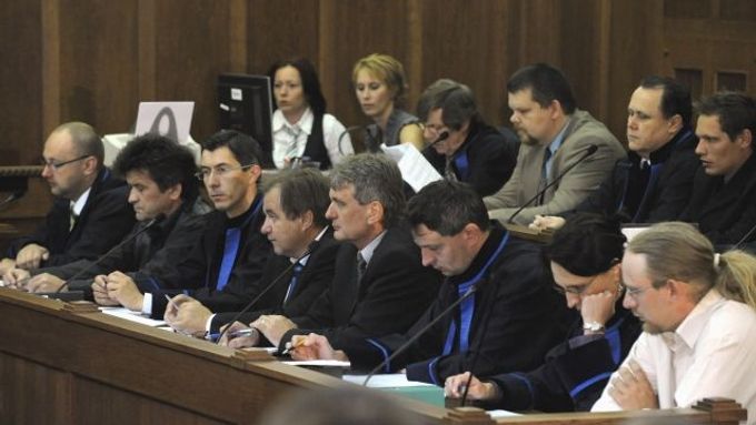 Lavice obžalovaných a obhájců. První den procesu kvůli neštěstí ve Studénce, 20. června 2011.