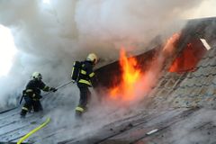 Požár zachvátil apartmány v Českém ráji, hasiči se potýkali se strmým srázem