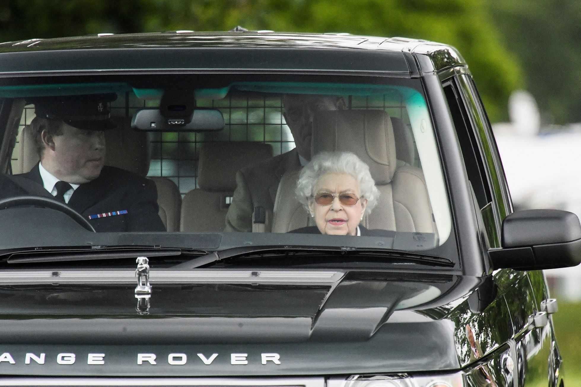 Královna Alžběta II. a auta