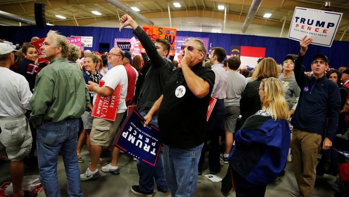 Hanba elitám. Trumpovi voliči se na mítinku v Severní Karolíně posmívají novinářům, říjen 2016.