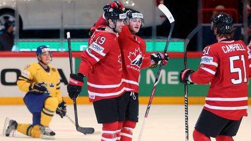 Hokej, MS 2013, Kanada - Švédsko: Steven Stamkos, Justin Schultz a Brian Campbell slaví gól
