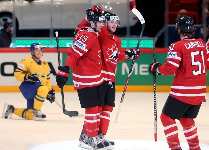 Hokej, MS 2013, Kanada - Švédsko: Steven Stamkos, Justin Schultz a Brian Campbell slaví gól