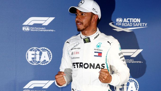 Lewis Hamilton slaví pole position v Melbourne.
