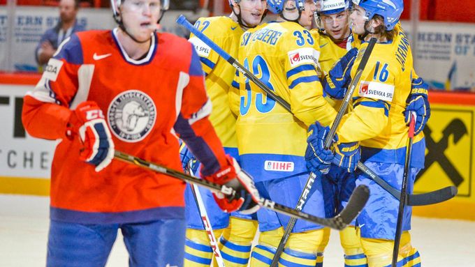 Švédové se radují z gólu v utkání MS v hokeji 2012 proti Norsku.