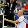 Petr Pála hovoří s rozhodčí během finále Fed Cupu 2018 Česko - USA