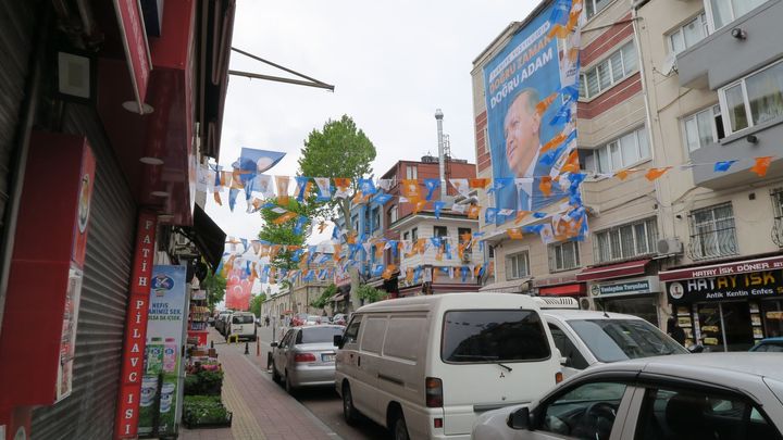 Všude samý Erdogan, je to už nuda, říkají lidé v Istanbulu. U voleb chtějí změnu