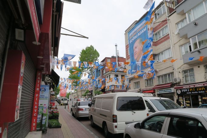 Drobné vlaječky nebo i velké plakáty zdobí většinu ulic v Istanbulu.
