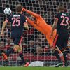 LM, Arsenal-Bayern: Petr Čech chytá střelu Arturo Vidala