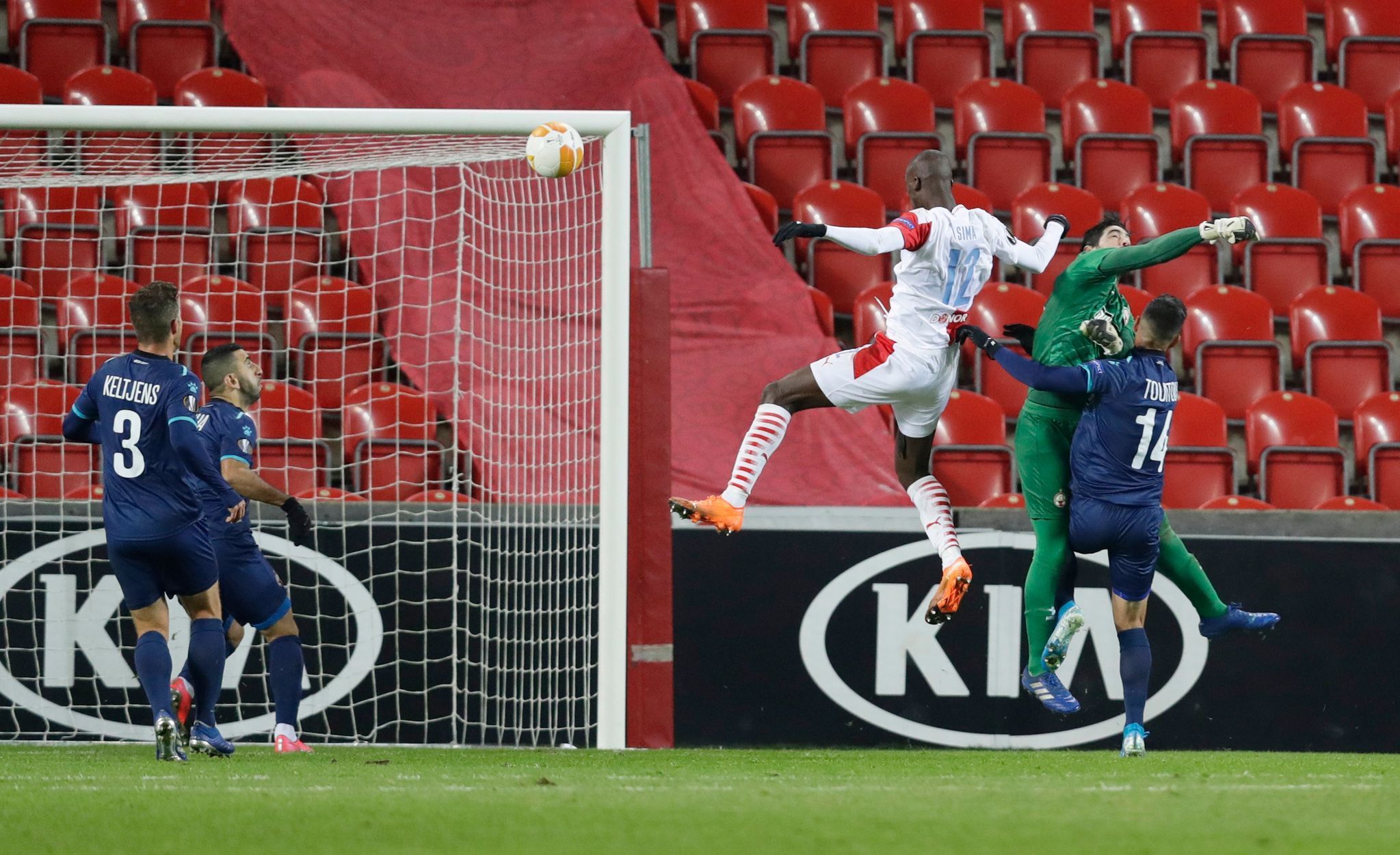 Abdallah Dipo Sima dává gól v zápase Evropské ligy Slavia - Beer Ševa