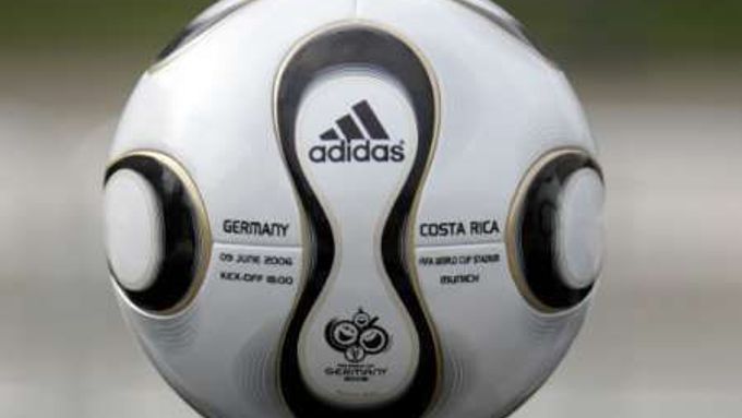 Oficiální míč červnového mistrovství světa Adidas Teamgeist.