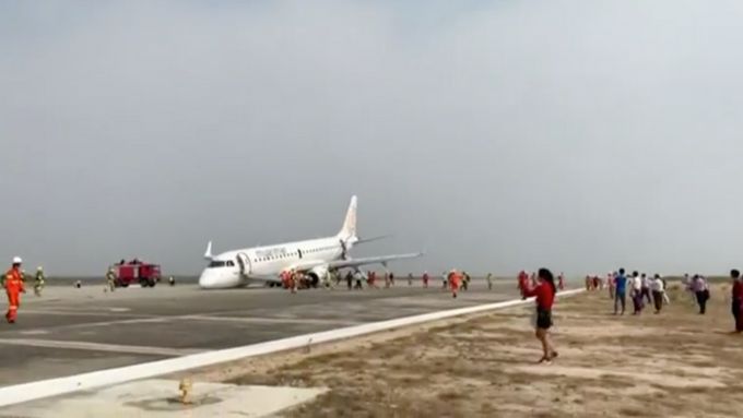 Barmský pilot bezpečně přistál s letadlem bez podvozku na "nose"
