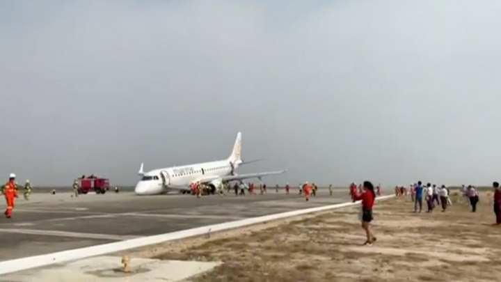 Letadlu se nevysunul přední podvozek, pilot s ním přesto přistál. Teď je za hrdinu