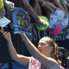 Australian Open: Kvitová se podepisuje fanouškům