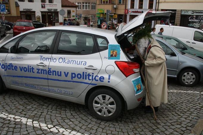 Tomio Okamura na stránkách (facebookových či kandidátských) nabízí jen pár fotek ze sběru podpisů. Toto je jedna z mála. U ní jeho komentář "Koukám, že se do mého volebního auta přišel v Uherském Brodě podívat i legendární Bílý Karpat."