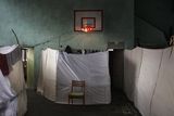 Italský fotograf Alessandro Penso obdržel první cenu za zpravodajský snímek, který ukazuje dočasné ubytování syrských uprchlíků v bulharské Sofii.