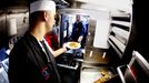 April 24, 2011 - Cape Canaveral, Florida, U.S. - -- Cape Canaveral, Fla. -- Tyler Keyes, left, Culinary Specialist Seaman, of Stillwater, Minnesota, serves lunch to Don Mikolajczak, Machinist's Mate Chief Senior, aboard the USS Annapolis (SSN 760), a S6G nuclear reactor powered fast attack submarine, sailing from Cape Canaveral on Sunday. The USS Annapolis measures 362 ft. in length and 33 ft. at the beam, a diving depth of over 400 ft., 27+ mph, 12 vertical launch missile tubes, 4 torpedo tubes, and a crew of 130 enlisted submariners. The submarine was commissioned April 11, 1992 with its homeport in Groton, Connecticut. USS Annapolis sailed to the 21st Anniversary of Fleet Week at Port Everglades, Fort Lauderdale. (Credit Image: © Gary Coronado/The Palm Beach Post) ( automatický překlad do češtiny )