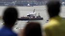 Space Shuttle Enterprise is seen from Weehawken, New Jersey, as it is transported on a barge up the Hudson River to the Intrepid Sea, Air & Space Museum in New York, June 6, 2012. REUTERS/Gary Hershorn (UNITED STATES - Tags: SCIENCE TECHNOLOGY TRANSPORT CITYSCAPE) Published: Čer. 6, 2012, 4:34 odp.