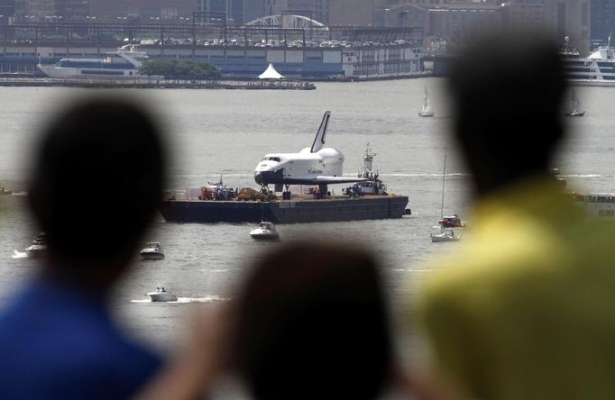 Space Shuttle Enterprise is seen from Weehawken, New Jersey, as it is transported on a barge up the Hudson River to the Intrepid Sea, Air & Space Museum in New York, June 6, 2012. REUTERS/Gary Hershorn (UNITED STATES - Tags: SCIENCE TECHNOLOGY TRANSPORT CITYSCAPE) Published: Čer. 6, 2012, 4:34 odp.