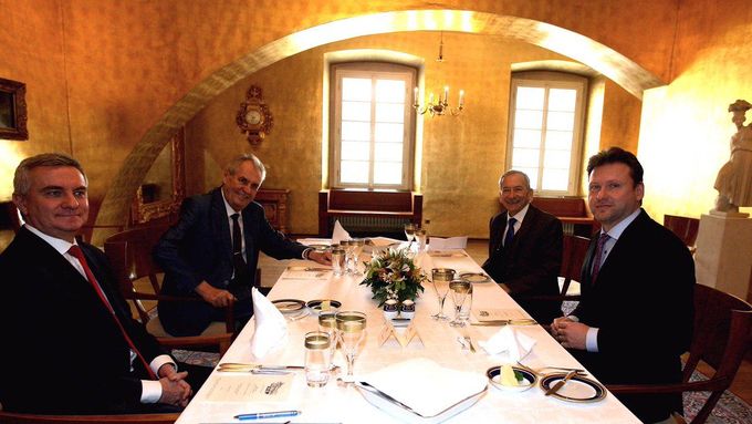 Předseda Senátu Jaroslav Kubera (ODS) a předseda sněmovny Radek Vondráček (ANO) ve středu poobědvali s prezidentem Milošem Zemanem.