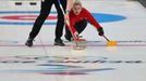 Kristin Skaslienová v zápase smíšených dvojic v curlingu Česko - Norsko na ZOH 2022