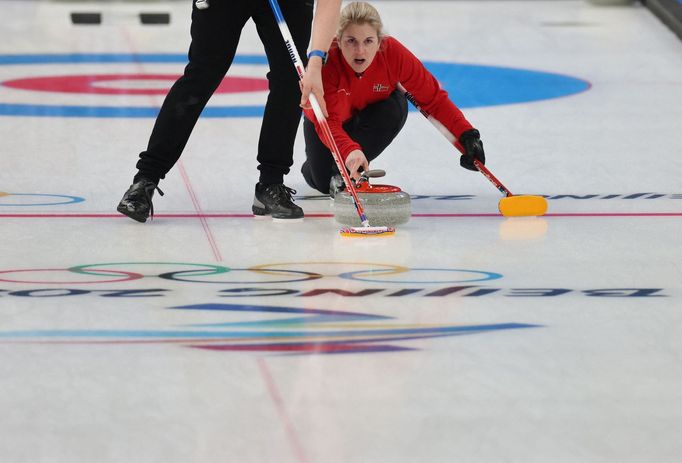 Kristin Skaslienová v zápase smíšených dvojic v curlingu Česko - Norsko na ZOH 2022