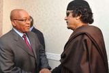 Zuma přiletěl do Tripolisu v pondělí odpoledne, u letadla ho přivítal premiér Bagdádí Alí Mahmúdí a další hodnostáři. Kaddáfí osobně na letišti nebyl.