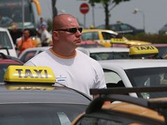 LETIŠTĚ RUZYNĚ: Pražští taxikáři jsou vyhlášeni kvalitou i cenou svých služeb v celém světě. Teď stávkují proti reformám.