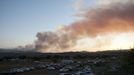 A view of the Gladiator Fire near Crown King, Arizona as shown from the fire operations base camp at Mayer High School in Mayer, Arizona May 15, 2012 in this photo obtained by Reuters May 20, 2012. Fires in Arizona, New Mexico and Colorado have forced the evacuation of several small towns and torched more than 65 square miles (168 square km) of forest, brush and grass in the U.S. Southwest. After getting a respite from winds on Saturday, firefighters on the Gladiator Fire faced a combination of dry vegetation and higher winds on Sunday and the days ahead. Picture taken May 15, 2012. REUTERS/Todd Tamcsin (UNITED STATES - Tags: DISASTER ENVIRONMENT) Published: Kvě. 21, 2012, 4:03 dop.