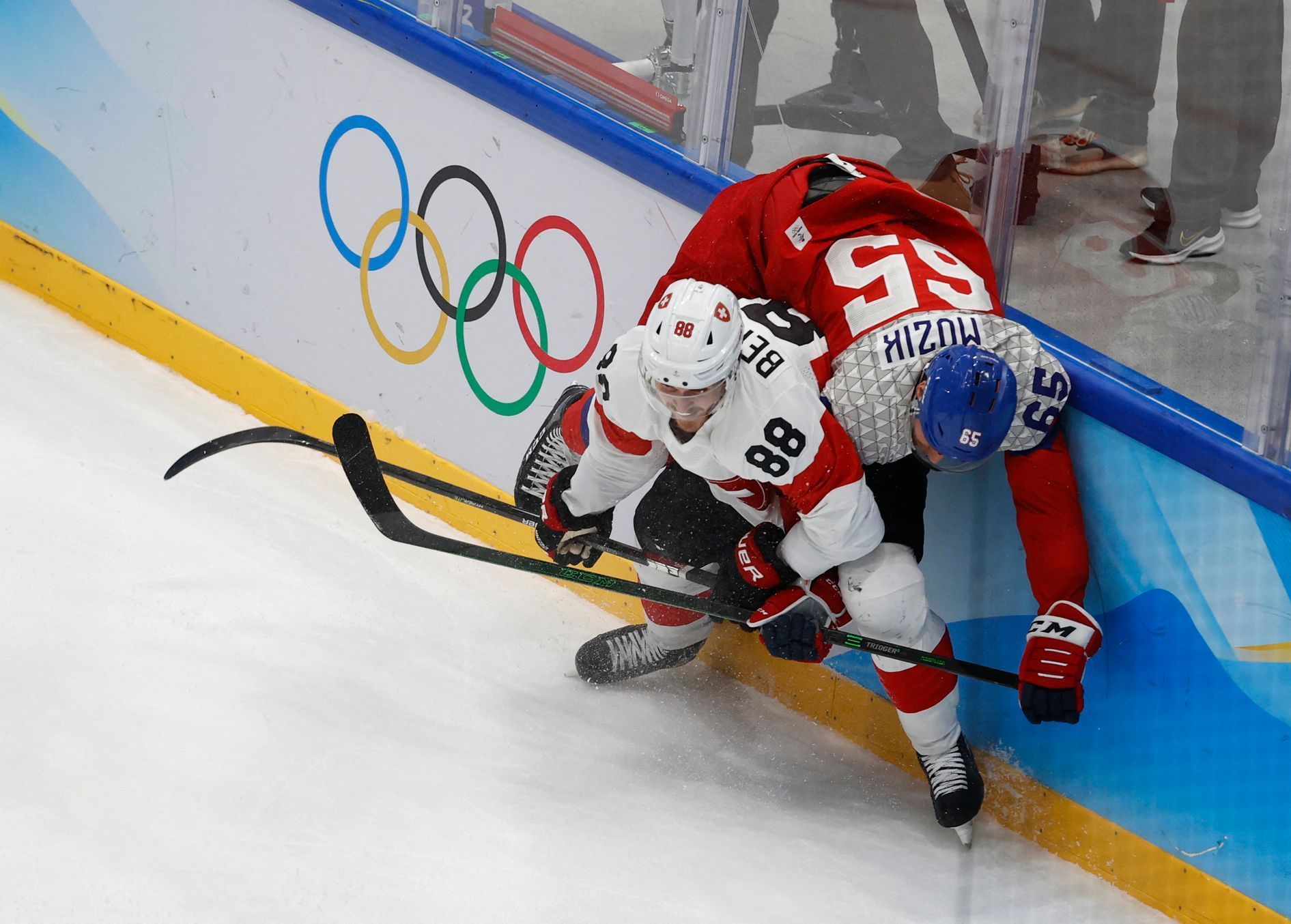 Christoph Bertschy a Vojtěch Mozík v zápase Česko - Švýcarsko na ZOH 2022 v Pekingu