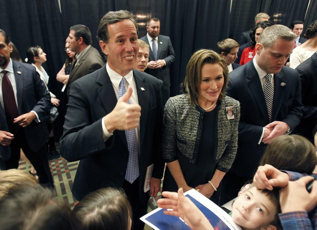 Bývalý senátor Rick Santorum s manželkou Karen během primárek ve Wisconsinu.