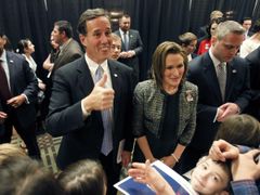 Bývalý senátor Rick Santorum s manželkou Karen během primárek ve Wisconsinu.
