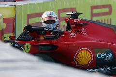 Leclercova bouračka nahrála Pérezovi. Verstappen byl v kvalifikaci až devátý