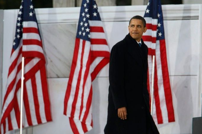 Obama přichází přednés svůj projevu u Lincolnova pomníku.