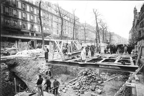Unikátní fotky ze stavby pařížského metra. Podívejte se, jak vznikala první linka