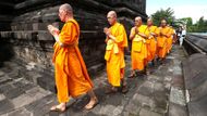 Rituály Vesaku začínají v chrámu Mendut, odkud mniši tradičně vycházejí pěšky k Borobuduru vzdálenému asi tři kilometry. Mendut, který je starší než Borobudur, ukrývá významnou sochu sedícího Buddhy. Tento přechod symbolizuje duchovní cestu každého věřícího.