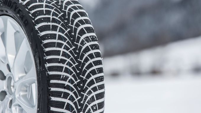 Kvalitní zimní pneumatika s dostatečnou hloubkou vzorku má i schopnost se sama čistit.