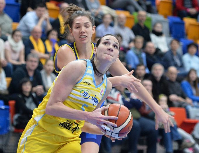 Vpředu Sonja Petrovičová z USK a za ní Sidney Spencerová z týmu Castors Braine v zápase Euroligy.