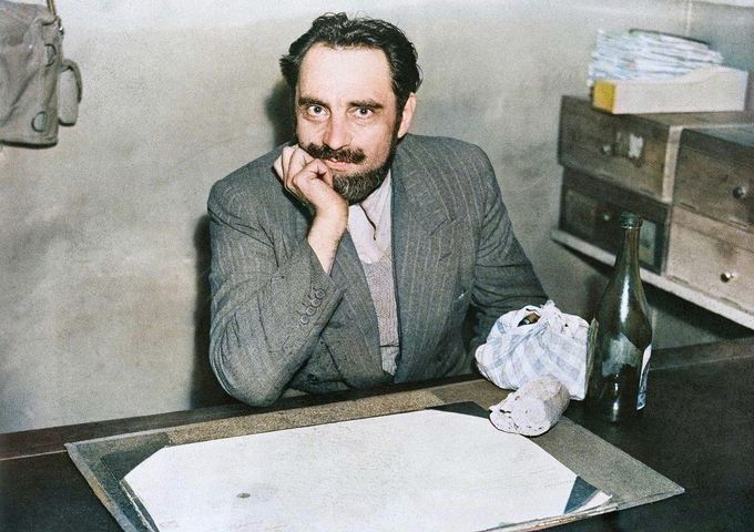 Dr. Marcel Petiot během soudního procesu v Paříži, březen 1946. Francouzský lékař byl obviněn z vraždy 27 osob a následně popraven gilotinou 25. května 1946. Kolorováno