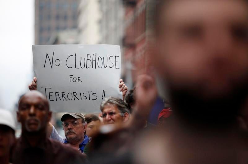 New York - mešita - demonstrace "pro" i "proti"
