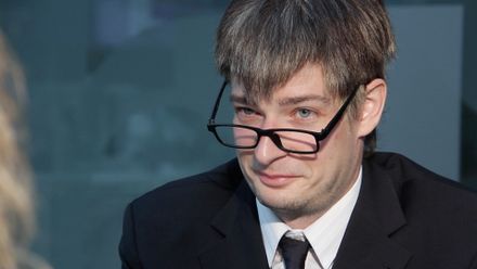 Babiš teď jede, fascinuje mě, on je taky herec, tvrdí falešný Babiš Adam Vrbas