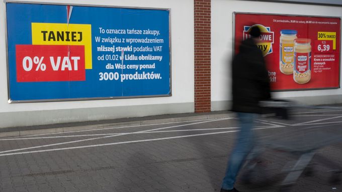 Muž v západopolském městě Slubice na hranicích s Německem míjí reklamní plakát, který zákazníky láká na nulové DPH u potravin. Němci levných nákupů využívají.