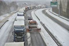 Smrtelná nehoda, kolony kamionů a výstraha před ledovkou. Sníh pokryl Česko