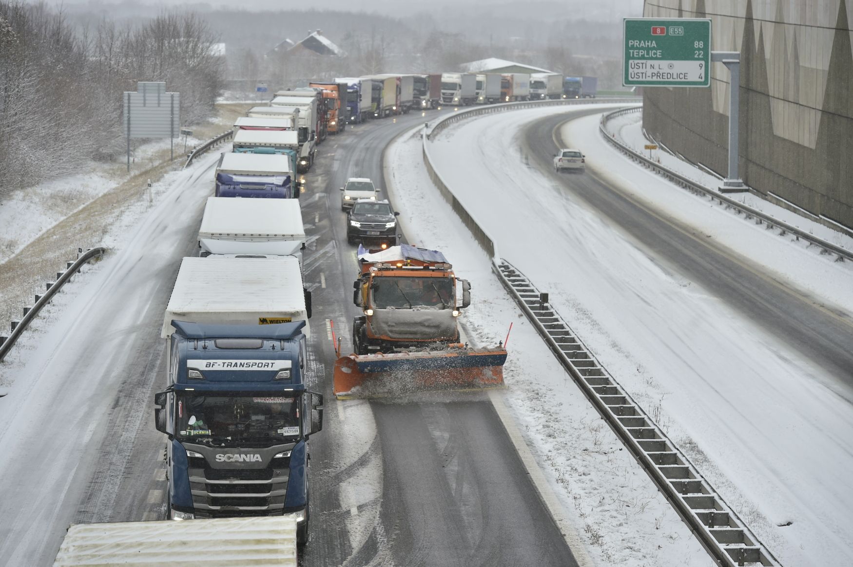 sníh dálnice sypač pluh kolona kamion