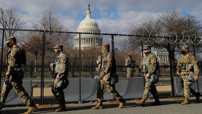 Před Bidenovou inaugurací bylo ve Washingtonu nasazeno více než 20 000 příslušníků národní gardy. Několik tisíc jich v metropoli zůstává a bude tomu tak i v nejbližších dnech.