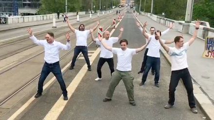 Haka na Libeňském mostě. Takhle skupina aktivistů protestovala proti jeho demolici