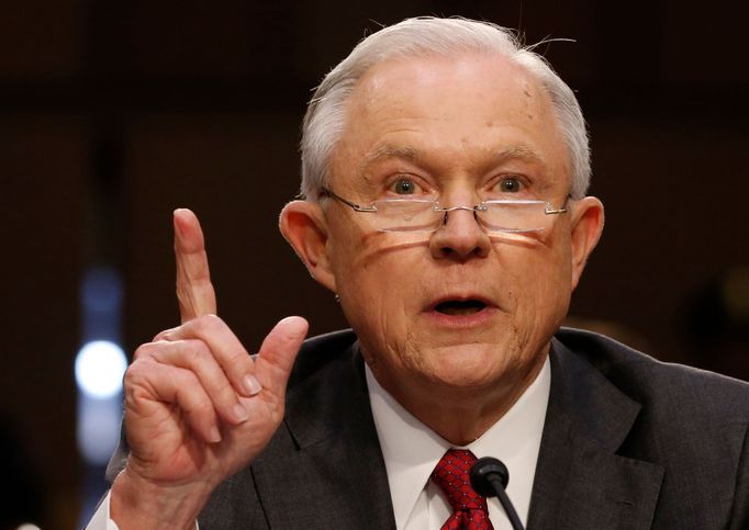 Ministr spravedlnosti USA Jeff Sessions v senátním výboru pro tajné služby.