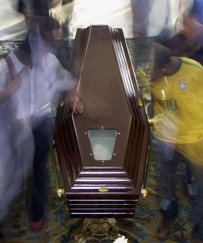 Residents attend the funeral of Oscar Niemeyer at Planalto Palace in Brasilia December 6, 2012. Niemeyer, a towering patriarch of modern architecture who shaped the look of modern Brazil and whose inventive, curved designs left their mark on cities worldwide, died late on Wednesday. He was 104. Niemeyer had been battling kidney and stomach ailments in a Rio de Janeiro hospital since early November. His death was the result of a lung infection developed this week, the hospital said, little more than a week before he would have turned . REUTERS/Paulo Whitaker (BRAZIL - Tags: SOCIETY OBITUARY) Published: Pro. 6, 2012, 10:12 odp.