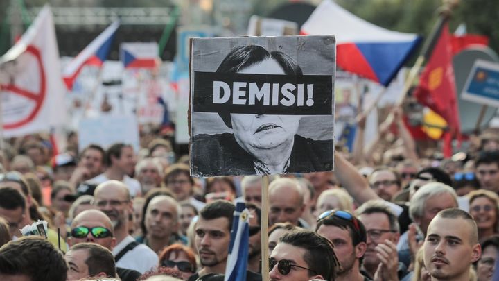 Větší pódium, další LED obrazovky. Demonstrace na Letné může stát přes milion korun